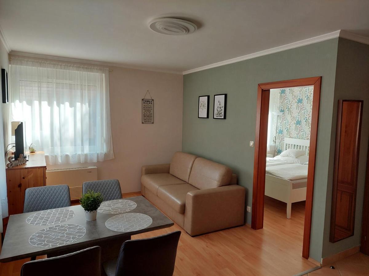 Elek Apartmanhaz ไฮจ์ดุสโซบอสโล ภายนอก รูปภาพ